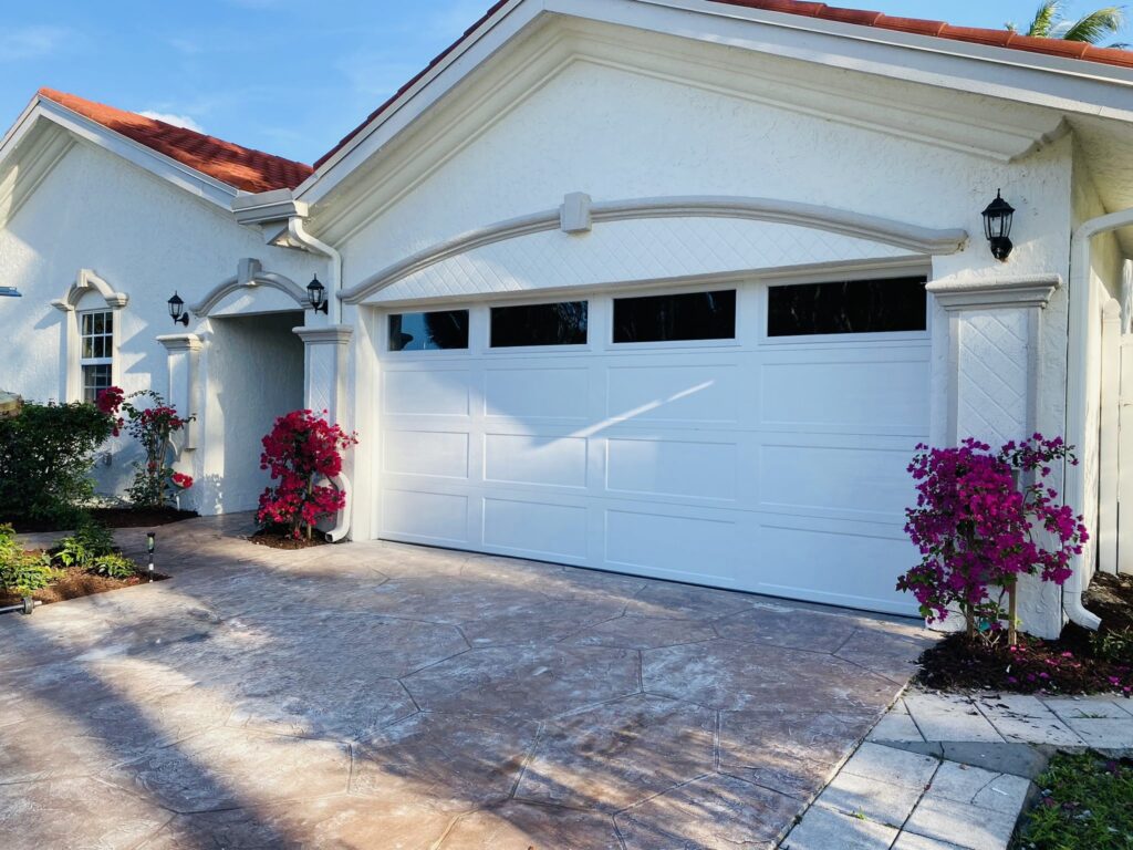 Clopay Bridgeport™ Steel - Premium Series with Intellicore w/ Plain Long Windows - Model BD2EU - Standard White