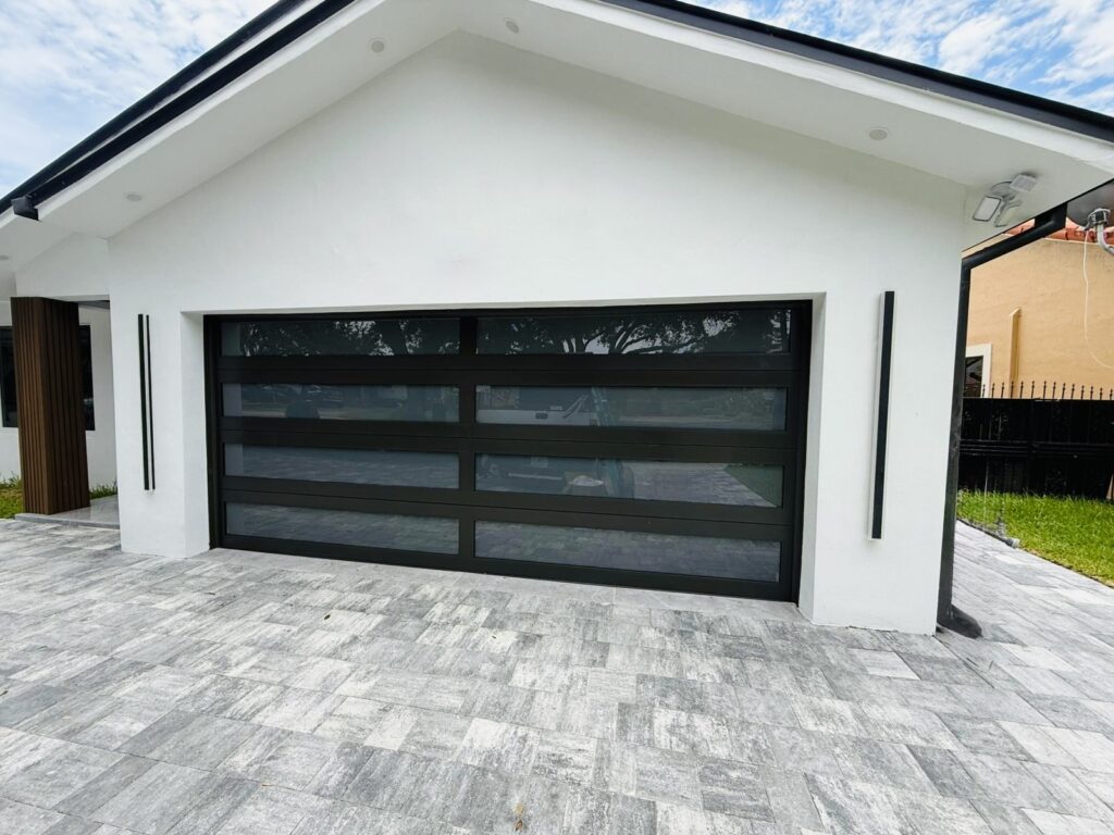 Full-view - Black Frame - Grey glass w/ Privacy